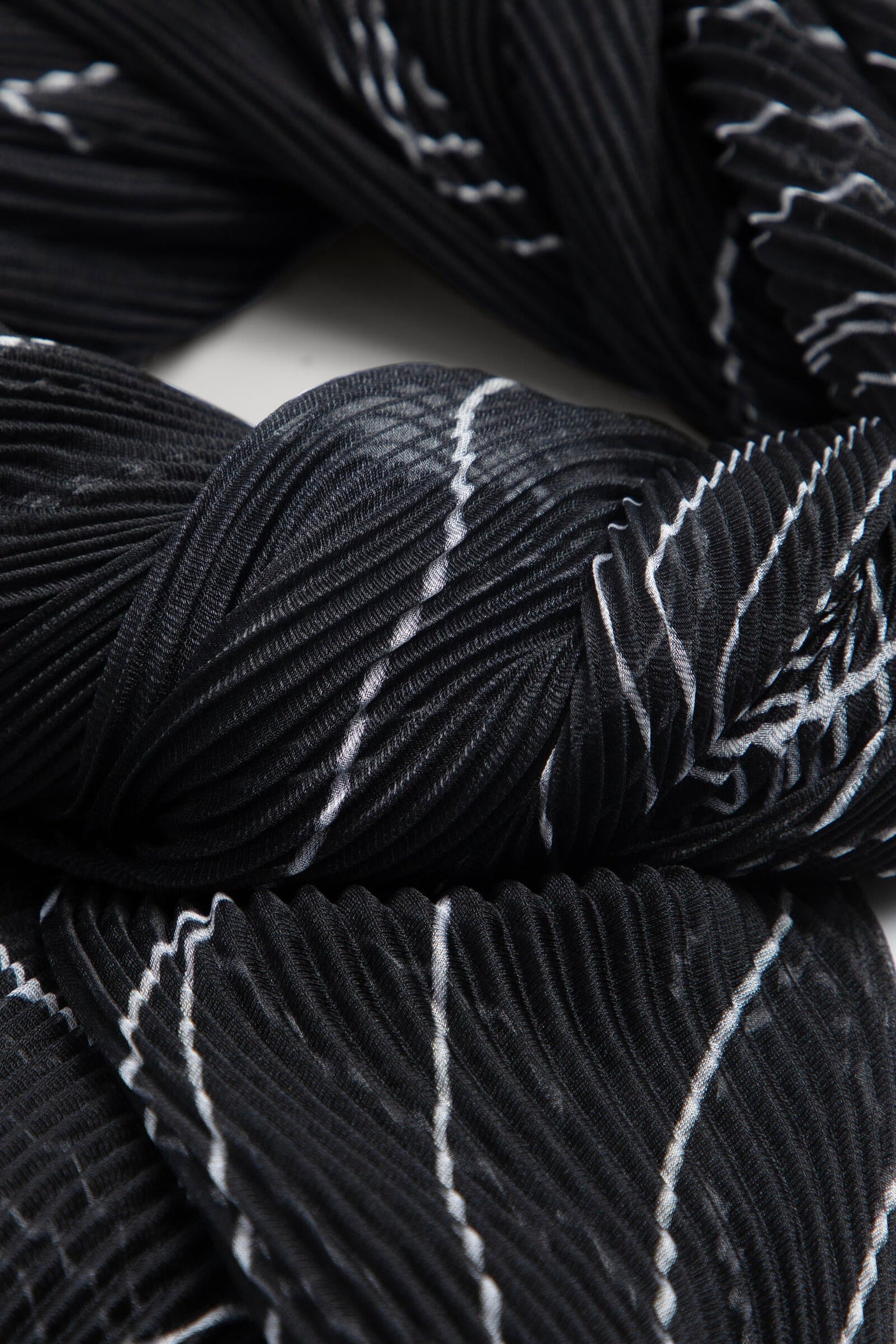 Squares Geo Pleated Scarf - Black & White