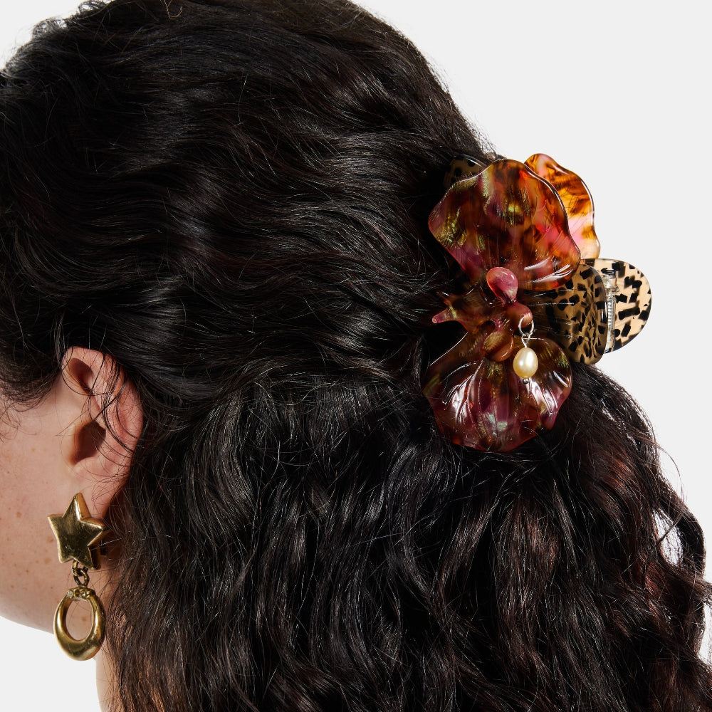 Chunks Orchid Pearl Hair Claw Clip in Cougar in a half up half down hairstyle